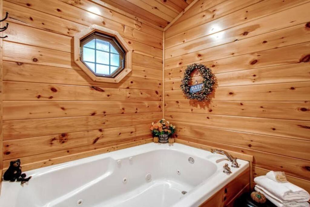 Great Location Pool Table Hot Tub Villa Gatlinburg Exterior photo